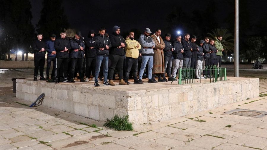 Para jamaah Muslim di kompleks Al-Aqsa, nan juga dikenal oleh orang Yahudi sebagai Bukit Bait Suci, di Yerusalem, Kamis (9/4/2026). (REUTERS/Sinan Abu Mayzer)