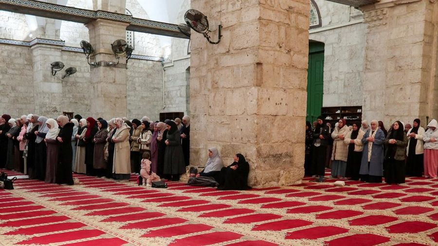 Para jamaah Muslim di kompleks Al-Aqsa, nan juga dikenal oleh orang Yahudi sebagai Bukit Bait Suci, di Yerusalem, Kamis (9/4/2026). (REUTERS/Sinan Abu Mayzer)