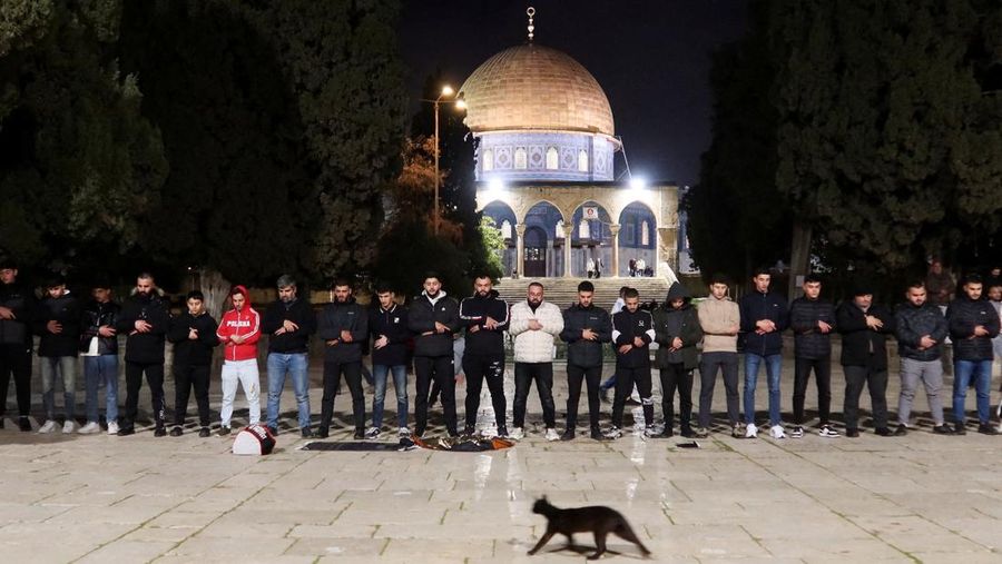 Para jamaah Muslim di kompleks Al-Aqsa, nan juga dikenal oleh orang Yahudi sebagai Bukit Bait Suci, di Yerusalem, Kamis (9/4/2026). (REUTERS/Sinan Abu Mayzer)