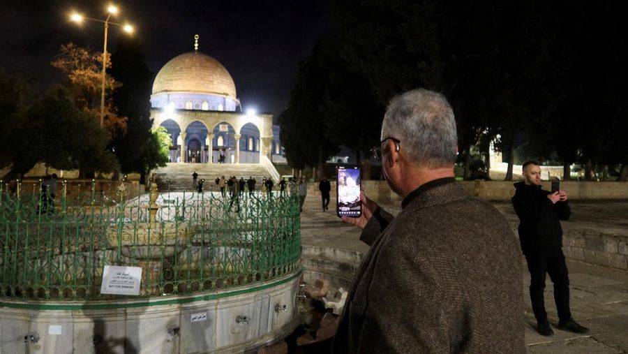 Para jamaah Muslim di kompleks Al-Aqsa, nan juga dikenal oleh orang Yahudi sebagai Bukit Bait Suci, di Yerusalem, Kamis (9/4/2026). (REUTERS/Sinan Abu Mayzer)
