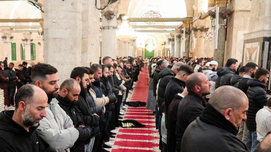 Para jamaah Muslim di kompleks Al-Aqsa, nan juga dikenal oleh orang Yahudi sebagai Bukit Bait Suci, di Yerusalem, Kamis (9/4/2026). (REUTERS/Sinan Abu Mayzer)