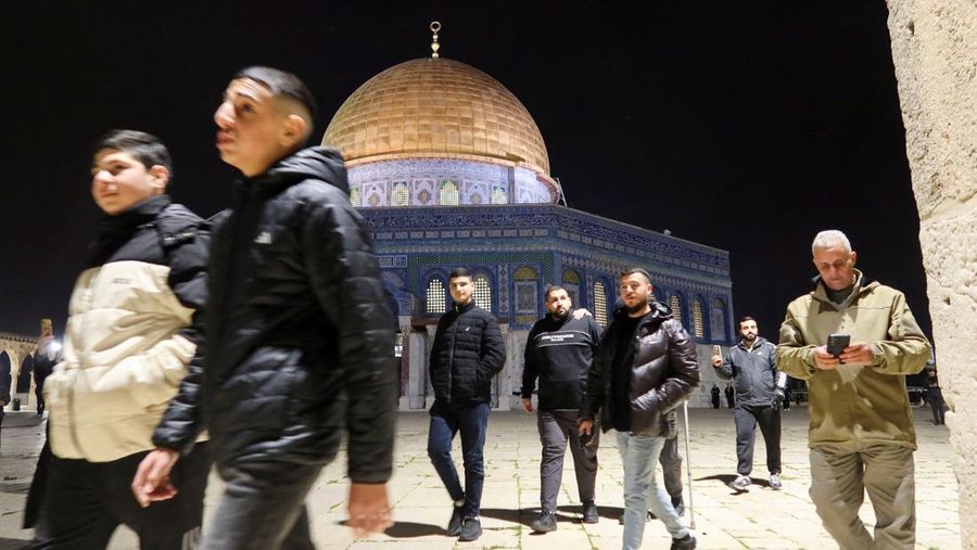 Para jamaah Muslim di kompleks Al-Aqsa, nan juga dikenal oleh orang Yahudi sebagai Bukit Bait Suci, di Yerusalem, Kamis (9/4/2026). (REUTERS/Sinan Abu Mayzer)