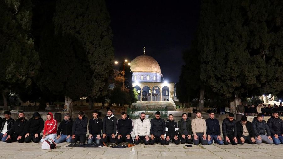 Para jamaah Muslim di kompleks Al-Aqsa, nan juga dikenal oleh orang Yahudi sebagai Bukit Bait Suci, di Yerusalem, Kamis (9/4/2026). (REUTERS/Sinan Abu Mayzer)