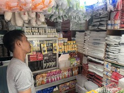 Curhat Pedagang di Jaksel Pusing Harga Plastik 10 Kali Naik Sejak Bulan Puasa