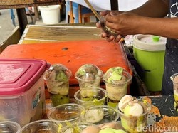 Menikmati Es Pokat Kocok, Minuman Legendaris di Medan