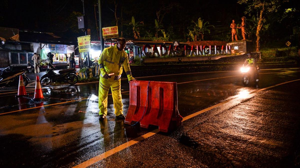 Jalan Cadas Pangeran Sumedang Dapat Dilintasi Usai Tertimpa Longsor