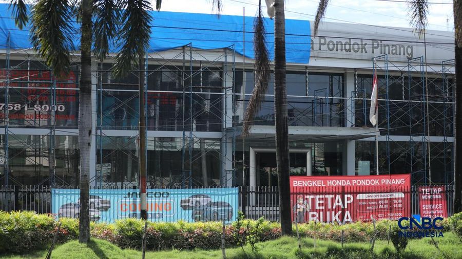 Persaingan industri otomotif nan semakin keras di pasar Indonesia, salah satu diler PT Honda Prospcet Motor (HPM) kudu menutup gerai mereka di area Pondok Pinang, Kebayoran Lama, Jakarta Selatan, Kamis (9/4/2026). (CNBC Indonesia/Tri Susilo)