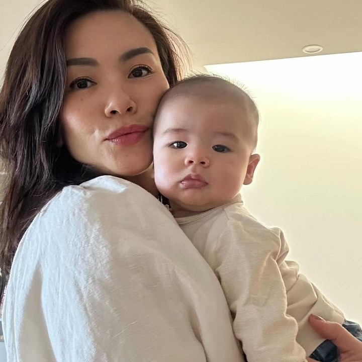 <p>Mengintip dari beberapa unggahan di Instagram, Aline pun kerap membagikan kesehariannya bersama&nbsp;<em>Baby</em> Jason. Seperti pada momen ini, Aline terlihat sedang <em>quality time</em> bareng sang anak. "Hanya kita berdua, di rumah, mencari solusi bersama. Dulu aku mengejar waktu, sekarang aku menikmatinya. Dulu aku terburu-buru, sekarang aku melambat untukmu. Kurasa menjadi seorang Ibu adalah proses menjadi yang paling indah. Karena di tangan mungilmu, aku menemukan versi diriku yang baru," ungkap Aline. (Foto: Instagram @aline_adita)</p>