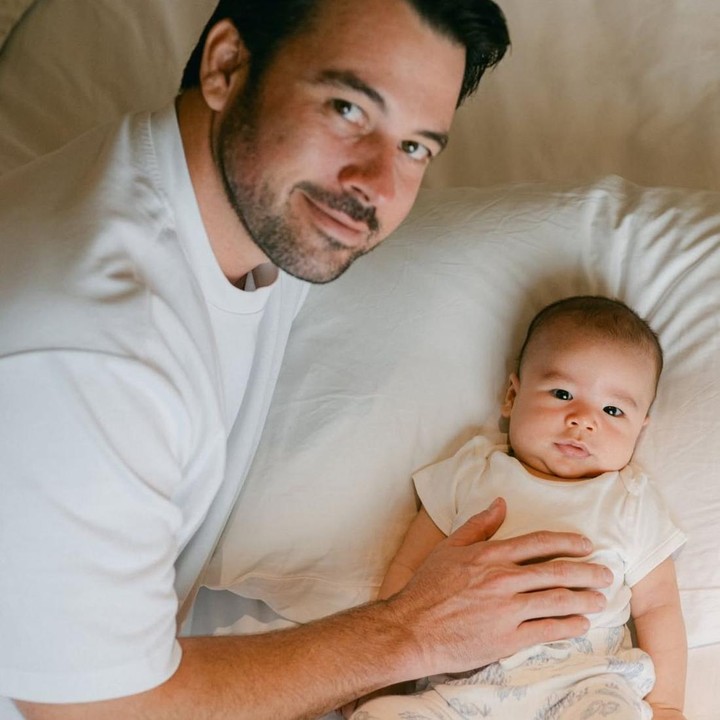 <p>Tidak hanya dengan Bunda, <em>Baby</em> Jason tampak begitu menggemaskan saat berpose bersama sang Ayah. Melihat dari hasil fotonya, Si Kecil ini sepertinya sudah mulai sadar kamera, lho. (Foto: @jey.partha via Instagram @aline_adita)</p>