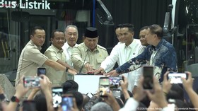 Prabowo Resmikan Pabrik Bus Listrik di Magelang