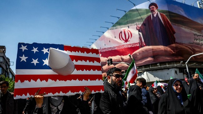 Lautan Manusia! Ribuan Warga Iran Berkumpul Kenang 40 Hari Khamenei