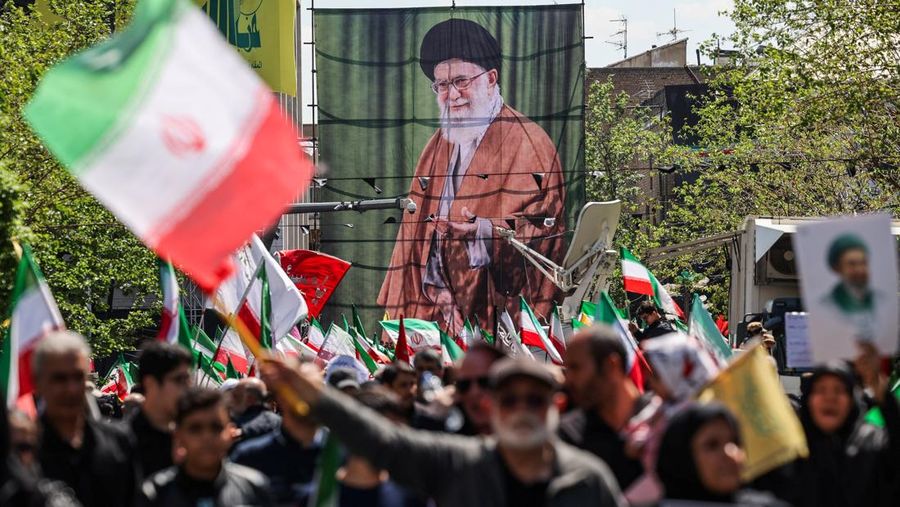 Rakyat Iran menghadiri upacara peringatan 40 hari sejak mendiang Pemimpin Tertinggi Iran, Ayatollah Ali Khamenei, tewas dalam serangan Israel dan AS, di Teheran, Iran, Kamis (9/4/20926). (Majid Asgaripour/WANA via REUTERS)
