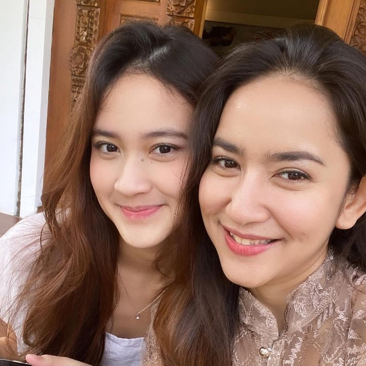 <p>Risma Nilawati melahirkan anak perempuan yang diberi nama Harleyava Princy, dari pernikahannya dengan Ferry Maryadi. Risma cukup sering mengabadikan momen bersama anak gadisnya ini di media sosial, Bunda. Bahkan, <em>postingan-</em>nya kerap menuai komentar warganet yang salah fokus dan menyebut mereka seperti kakak-adik. &ldquo;Kakak adik ya,&rdquo; tulis akun <em>@marioricha****.</em> &ldquo;Awet muda ya kaya adik kaka,&rdquo; tulis akun <em>@chiebiel****.&nbsp;</em>(Foto: Instagram @neng_risma)</p>
