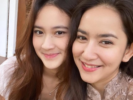Awet Muda, 5 Bunda Artis Ini Dikenal seperti Kakak-Adik dengan Anak Gadisnya