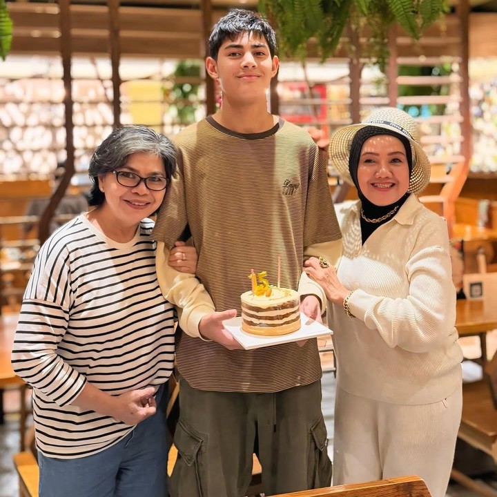 <p>Anak laki-laki yang akrab disapa Arsen itu genap berusia 15 tahun pada 8 April kemarin. Momen spesialnya dirayakan dengan makan bersama keluarga besar di sebuah restoran, Bunda.&nbsp;(Foto: Instagram @bibyalraen13)</p>