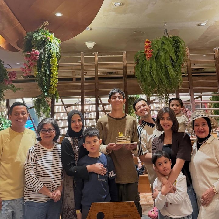 <p>Unggahan itu pun dipenuhi komentar warganet yang menyampaikan doa serta ucapan selamat. Tak sedikit juga yang terpikat melihat kebersamaan mereka, Bunda. &ldquo;Bahagia bgt liatnya.. <em>Barakallah fii umrik</em> anak ganteng,&rdquo; tulis akun <em>@ikasist****.</em> &ldquo;Ademm banget liatnyaaa,&rdquo; tulis akun <em>@indahsabil****.</em>&nbsp;&nbsp;(Foto: Instagram @bibyalraen13)</p>