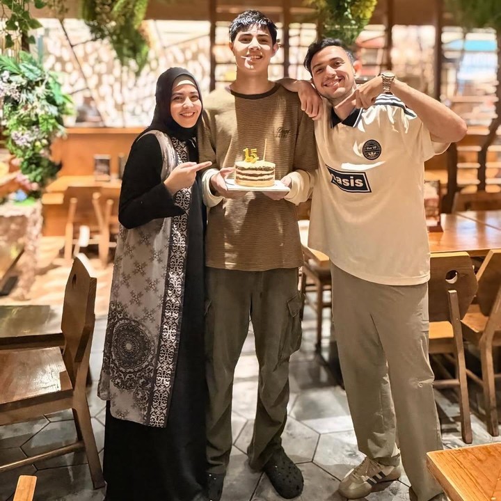 <p>Dalam unggahan itu, Biby turut memperlihatkan potret Arsen saat memegang kue ulang tahun, didampingi kedua orang tuanya. Meski telah pisah, Risty dan Rifky tetap tampil kompak tanpa rasa canggung.&nbsp;(Foto: Instagram @bibyalraen13)</p>