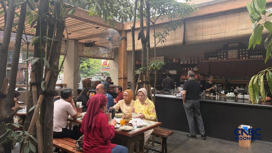 Rumah Makan Salira, mengusung konsep ala warteg dengan nilai dan nuansa premium.