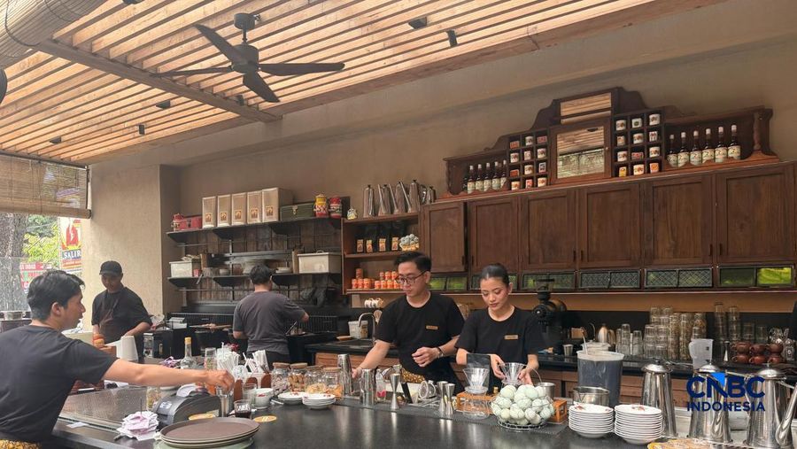 Rumah Makan Salira, mengusung konsep ala warteg dengan nilai dan nuansa premium.