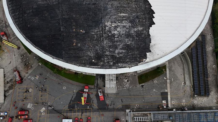 Sebuah tayangan drone menunjukkan kerusakan Velodrome setelah kebakaran di taman Olimpiade, nan digunakan untuk Olimpiade Rio 2016 di Rio de Janeiro, Brasil, 8 April 2026. (REUTERS/Pilar Olivares)
