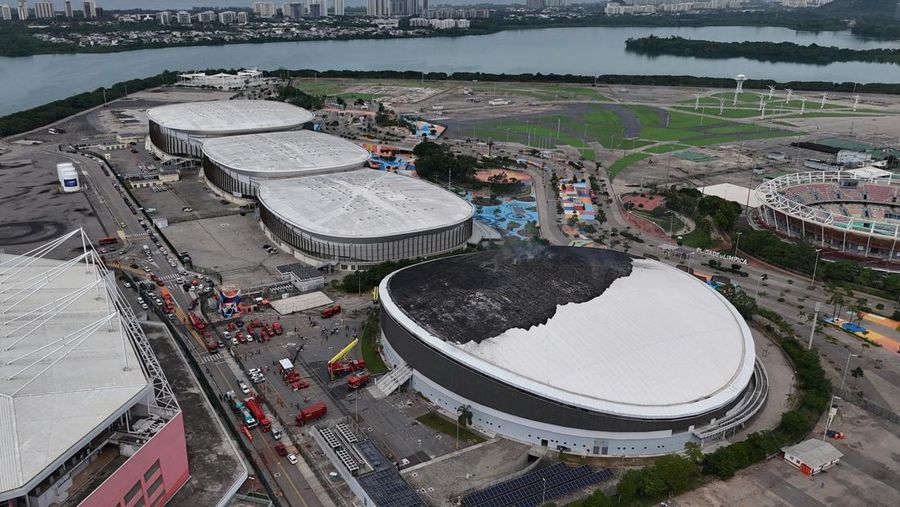 Sebuah tayangan drone menunjukkan kerusakan Velodrome setelah kebakaran di taman Olimpiade, nan digunakan untuk Olimpiade Rio 2016 di Rio de Janeiro, Brasil, 8 April 2026. (REUTERS/Pilar Olivares)