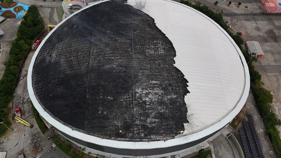 Sebuah tayangan drone menunjukkan kerusakan Velodrome setelah kebakaran di taman Olimpiade, nan digunakan untuk Olimpiade Rio 2016 di Rio de Janeiro, Brasil, 8 April 2026. (REUTERS/Pilar Olivares)