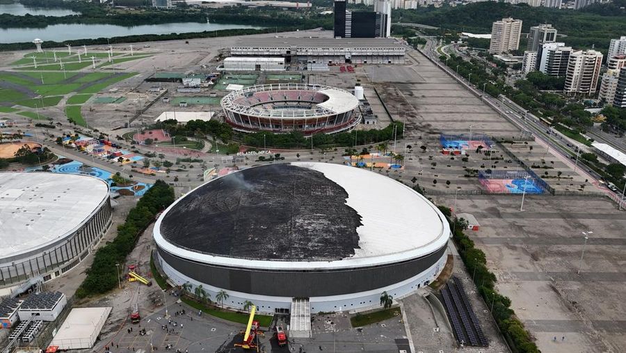 Sebuah tayangan drone menunjukkan kerusakan Velodrome setelah kebakaran di taman Olimpiade, nan digunakan untuk Olimpiade Rio 2016 di Rio de Janeiro, Brasil, 8 April 2026. (REUTERS/Pilar Olivares)