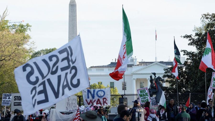 Seorang demonstran membawa potret mendiang Pemimpin Tertinggi Iran Ayatollah Ali Khamenei selama protes menentang tindakan militer di Iran dekat Gedung Putih di Washington, D.C., AS, 8 April 2026. (REUTERS/Evelyn Hockstein)