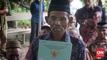 Sujud Syukur Mbah Tupon Terima Kembali Sertifikat Tanahnya