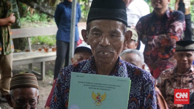 Mbah Tupon, lansia buta huruf, sujud syukur saat menerima kembali sertifikat tanahnya yang hilang akibat mafia tanah. Kasusnya melibatkan tujuh terdakwa.