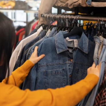 Sisi Positif dan Negatif Belanja Baju Thrifting