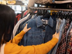 Sisi Positif dan Negatif Belanja Baju Thrifting