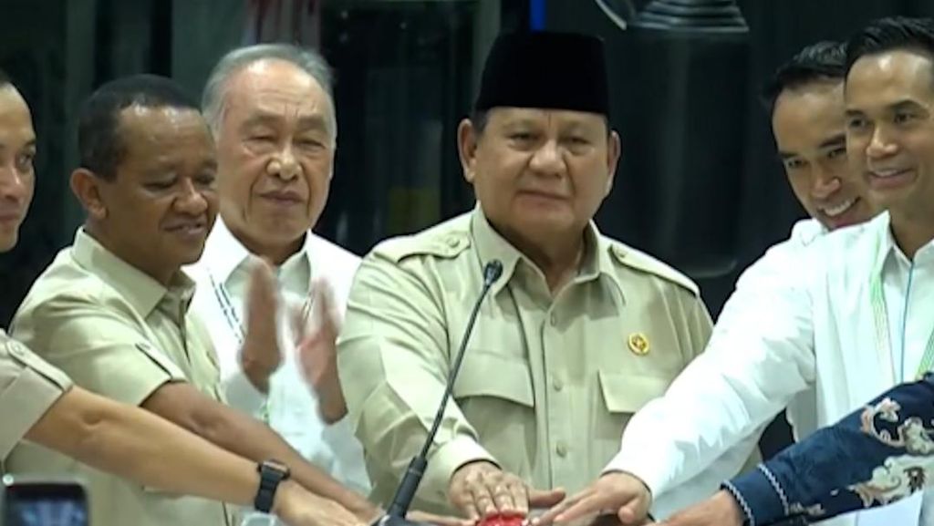 Momen Prabowo Resmikan Pabrik Perakitan Kendaraan Listrik Pertama RI