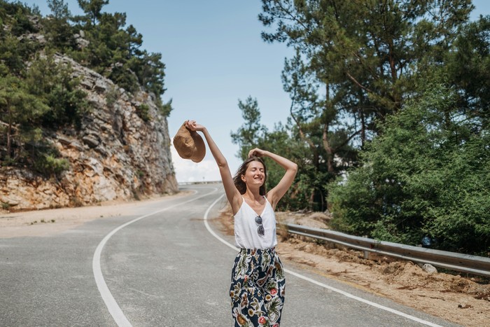 Kamu bisa buat kolom per hari, lalu beri keterangan jam pada setiap kegiatan. Kamu juga bisa membuat itinerary sesuai tema kegiatan. Misal, hari pertama fokus mengunjungi tourist spot di pusat kota dan mencicipi kuliner khas daerah tersebut. Hari kedua kamu akan eksplorasi street food. Hari ketiga dikhususkan untuk berbelanja pribadi dan oleh-oleh.