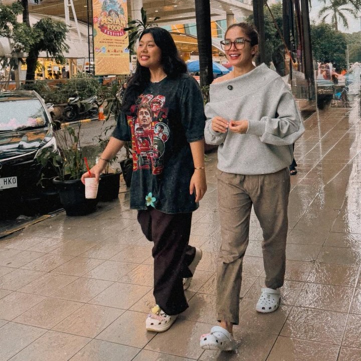 <p>Ussy Sulistiawaty juga termasuk Bunda artis yang kerap membagikan momen kebersamaan dengan putri sulungnya, Nur Amalia Putri. Kini, sang putri sibuk kuliah, sehingga ia tak ingin melewatkan waktu bersama saat libur. Misalnya saja, seperti foto berikut saat Ussy menemani putrinya jalan-jalan di Blok M. &ldquo;Kk ucrit nemenin adek Amel jadi anak gaulllsss di Blok M,&rdquo; tulis Ussy, dikutip dari laman Instagram <em>@ussysulistiawaty.&nbsp;</em>(Foto: Instagram @ussypratama)</p>