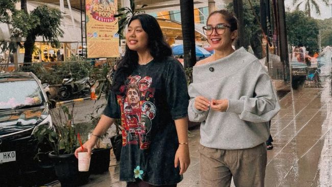 5 Potret Bunda Artis Yang Disebut Bak Kakak-adik Dengan Anak Gadisnya