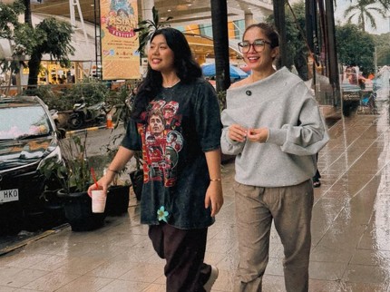 5 Potret Bunda Artis yang Disebut Bak Kakak-Adik dengan Anak Gadisnya