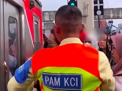 Heboh Penumpang Paksa Naik KRL Penuh di Manggarai hingga Tarik Topi Petugas
