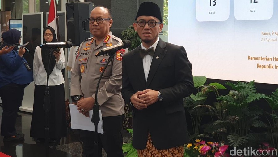Wakil Menteri Haji dan Umrah&comma; Dahnil Anzar Simanjuntak &lpar;depan&rpar;
