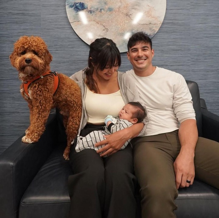 <p>Meski baru lahir, Aurelie dan sang suami sering memperlihatkan potret kebersamaan mereka bersama Thomas. Dalam foto terbarunya ini, Thomas untuk pertama kalinya mengunjungi kantor sang Ayah. "Hari pertama Thomas di kantor saya, senang sekali bisa kembali!!" ungkap Tyler lewat Instagram-nya. (Foto: Instagram @drtylerbigenho)</p>