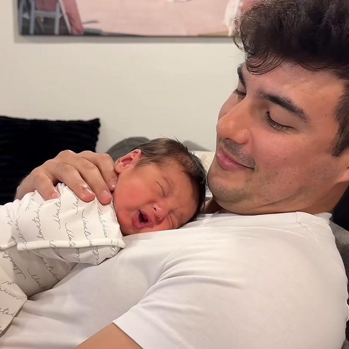 <p>Mengintip dari beberapa unggahan di Instagram, terlihat suami Aurelie sangat telaten dalam mengasuh sang anak. Seperti pada foto ini, Thomas tampak tertidur pulas dengan nyaman di pelukannya, Bunda. (Foto: Instagram @aurelie)</p>