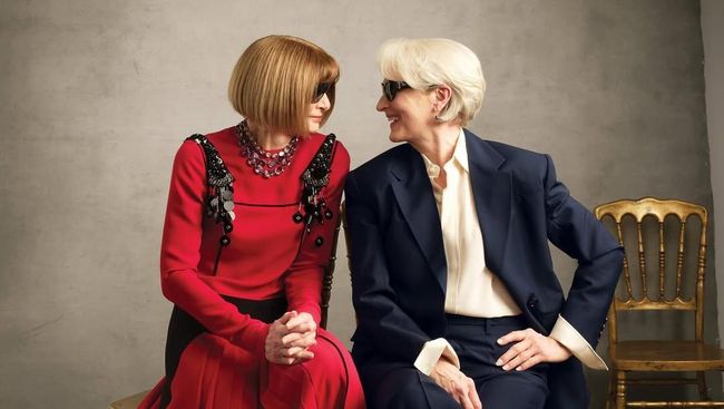Anna Wintour membuat kejutan dengan tampil dalam kover Vogue bersama Meryl Streep yang memerankan karakternya dalam The Devil Wears Prada, Miranda Priestley.
