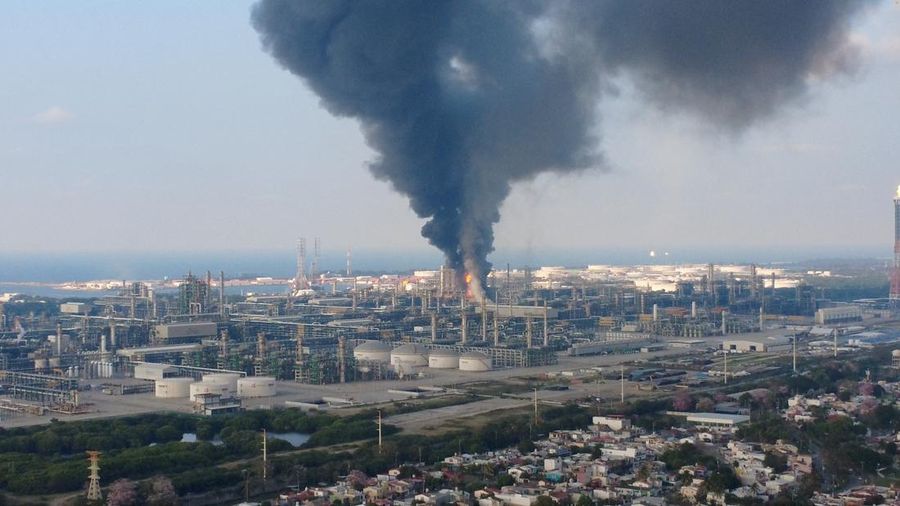 Asap dan api membubung dari kilang Olmeca milik Pemex di Dos Bocas, menyusul kebakaran di fasilitasnya di Paraiso, negara bagian Tabasco, Meksiko, 9 April 2026. (Choco Vlog via Facebook/via REUTERS)