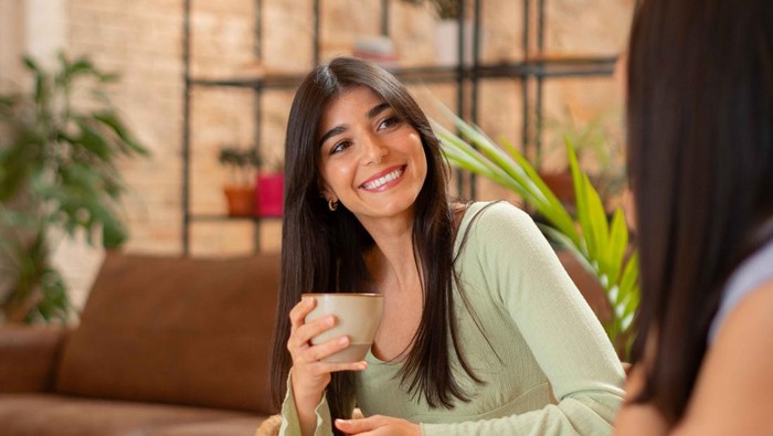 Cara pertama yang bisa kamu lakukan adalah tetap mendengarkan mereka bercerita, tapi jangan terlalu lama dan tetap buat batasan. Sambil mendengarkan, kamu coba bisa memikirkan apa sebenarnya yang ingin disampaikan orang itu.