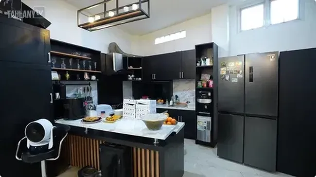 Usai Dinikahi Chef, Intip 7 Potret Dapur Mewah Brisia Jodie yang Bernuansa Hitam