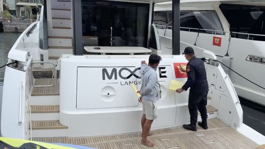 Direktorat Jenderal Bea dan Cukai (DJBC) Kementerian Keuangan kembali menyegel empat kapal yacht terlarangan nan masuk ke perairan Indonesia dan diduga diperdagangkan secara gelap. Penyegelan dilakukan setelah tim campuran Kanwil DJBC dan Kanwil Ditjen Pajak Jakarta Utara melakukan pengawasan importasi kapal wisata asing di Pantai Mutiara, Jakarta Utara, Jumat (10/4/2026). (Dok. Bea Cukai Jakarta)