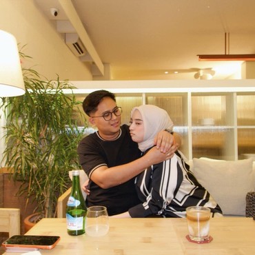 Bebas Bersyarat, 7 Potret Doni Salmanan Peluk Dinan Fajrina yang Setia Menunggu