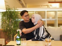 Bebas Bersyarat, 7 Potret Doni Salmanan Peluk Dinan Fajrina yang Setia Menunggu