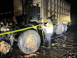 2 Truk Tabrakan Adu Banteng di Sumsel, Seorang Sopir Tewas Terbakar