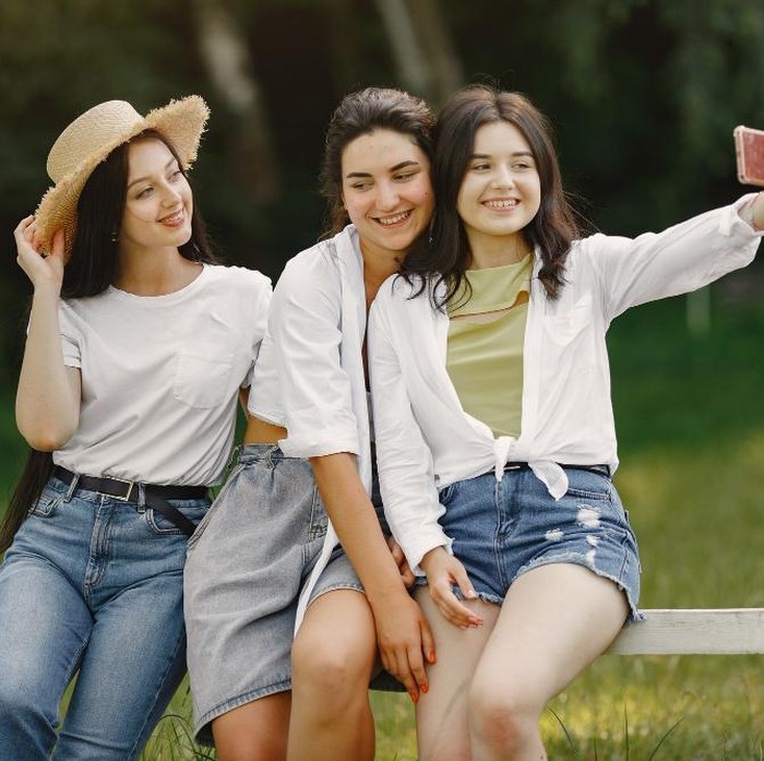 Gemini menjadi zodiak yang mudah terpengaruh karena sering ragu dengan keputusan sendiri. Akibatnya, pengaruh lingkungan sangat menentukan arah pilihan hidupnya.